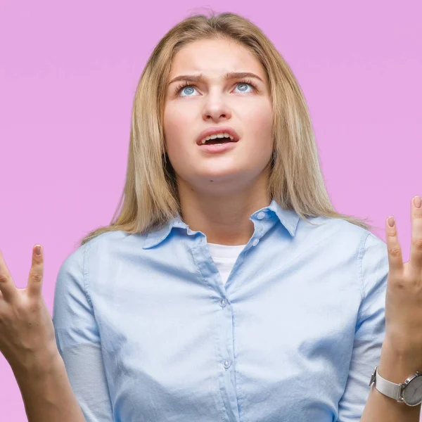 Joven Mujer Negocios Caucásica Sobre Fondo Aislado Loco Loco Gritando — Foto de Stock