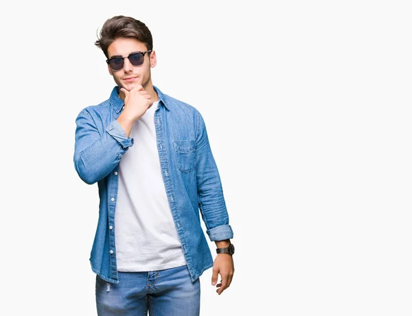 Joven Hombre Guapo Con Gafas Sol Sobre Fondo Aislado Mirando —  Fotos de Stock