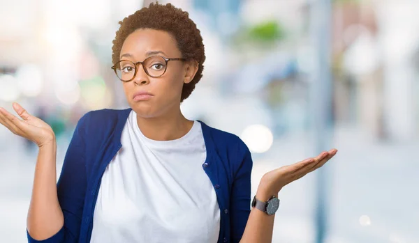 Giovane Bella Donna Afroamericana Indossa Occhiali Sfondo Isolato Espressione Indiscreta — Foto Stock