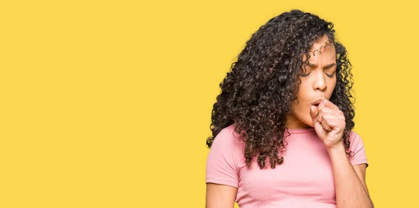 Mulher Bonita Nova Com Cabelo Encaracolado Vestindo Camiseta Rosa Sentindo — Fotografia de Stock