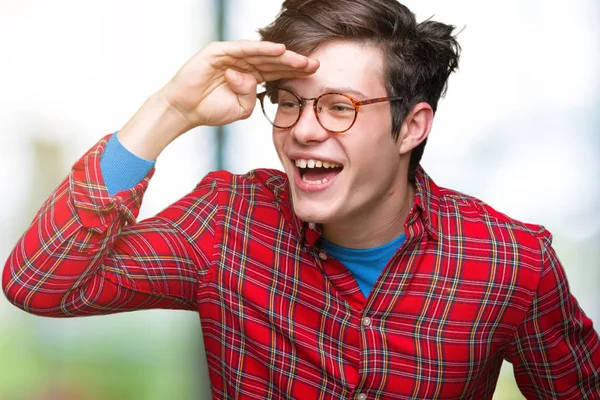 Üzerinde Gözlük Takan Genç Yakışıklı Adam Arka Plan Çok Mutlu — Stok fotoğraf
