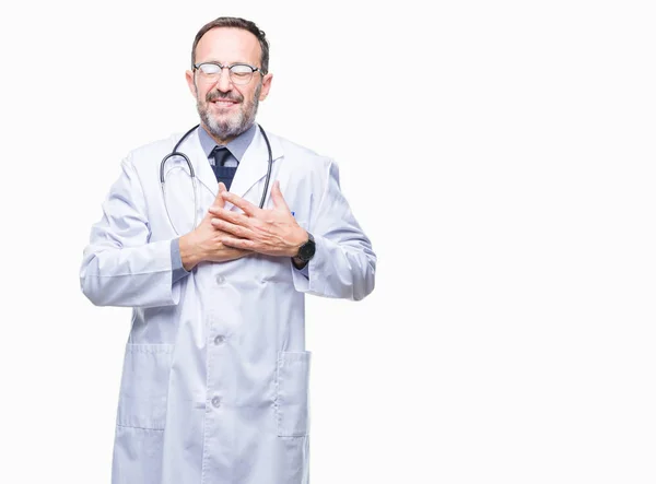 Середнього Віку Старший Лікар Чоловік Носить Медичну Уніформу Ізольований Фон — стокове фото