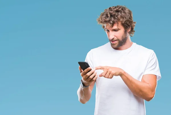 Bello Ispanico Uomo Modello Invio Messaggio Sms Utilizzando Smartphone Sfondo — Foto Stock