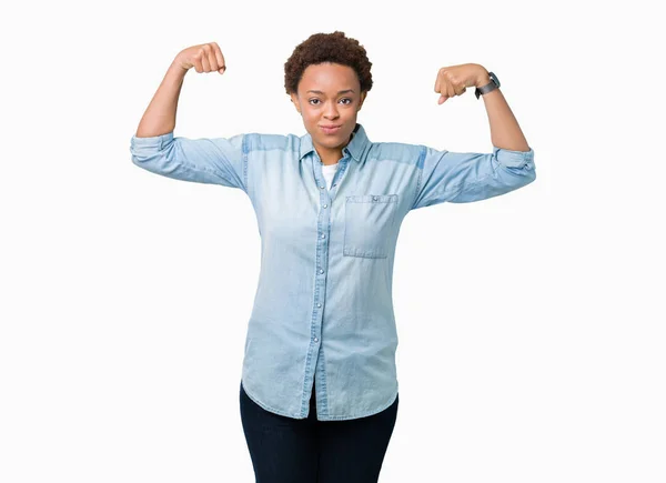 Jovem Bela Mulher Afro Americana Sobre Fundo Isolado Mostrando Músculos — Fotografia de Stock