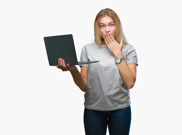 Giovane Donna Caucasica Utilizzando Computer Portatile Sfondo Isolato Coprire Bocca — Foto Stock