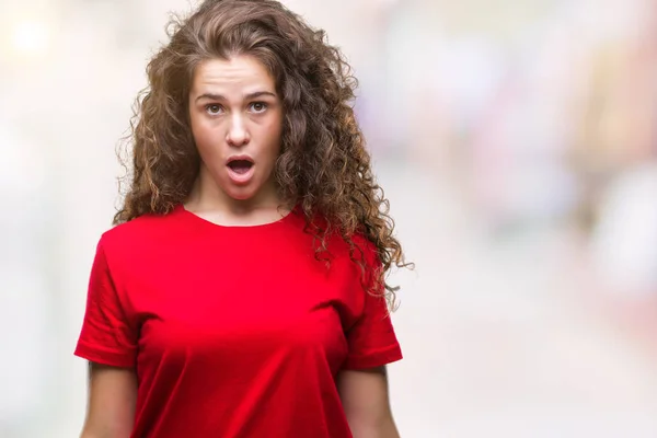 Hermosa Morena Pelo Rizado Joven Con Mirada Casual Sobre Fondo —  Fotos de Stock