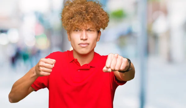 Junger Gutaussehender Mann Mit Afro Haaren Trägt Rotes Shirt Mit — Stockfoto