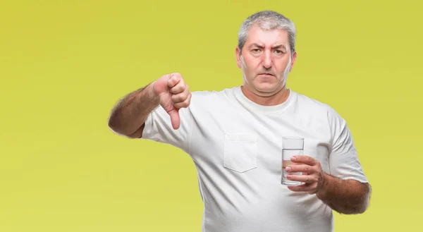 Beau Vieil Homme Buvant Verre Eau Sur Fond Isolé Avec — Photo