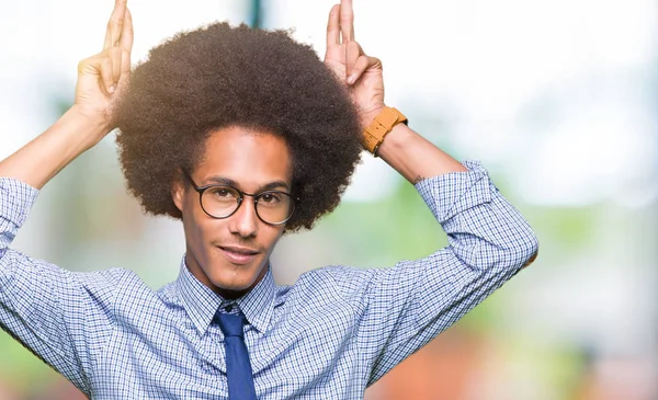 Joven Hombre Negocios Afroamericano Con Cabello Afro Usando Gafas Posando —  Fotos de Stock