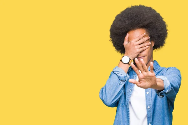 Jovem Afro Americano Com Cabelo Afro Cobrindo Olhos Com Mãos — Fotografia de Stock