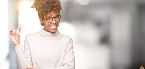Красива Молода Афро Американських Жінка Окулярах Над Ізольованих Фон Посміхається — стокове фото