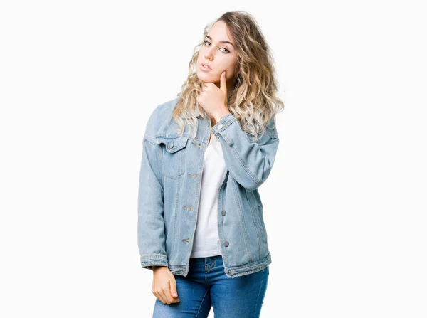 Belle Jeune Femme Blonde Portant Une Veste Denim Sur Fond — Photo