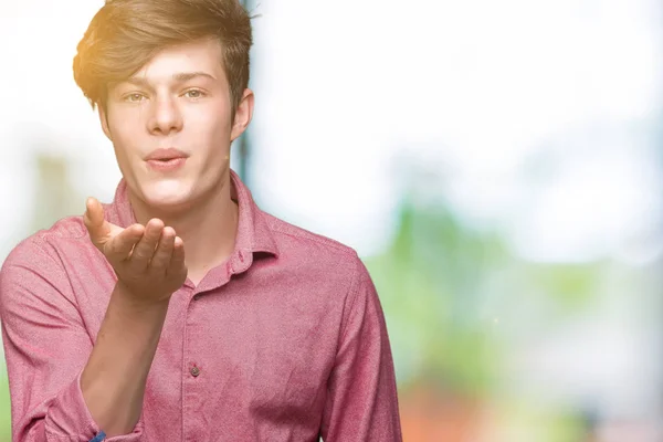 Joven Hombre Negocios Guapo Sobre Fondo Aislado Mirando Cámara Soplando —  Fotos de Stock