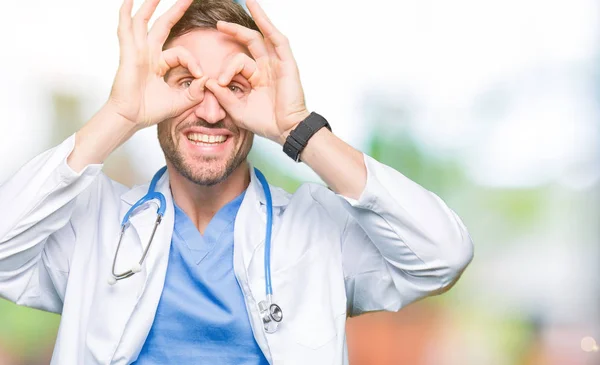 Bell Uomo Dottore Che Indossa Uniforme Medica Sfondo Isolato Facendo — Foto Stock