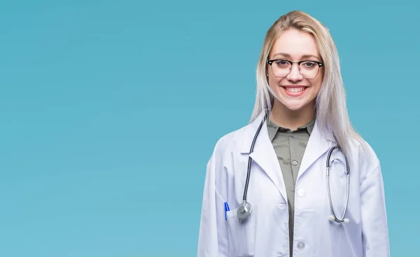 Jovem Mulher Médica Loira Sobre Fundo Isolado Com Sorriso Feliz — Fotografia de Stock