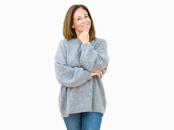 美丽的中年妇女穿着冬季毛衣在孤立的背景看起来自信的镜头与交叉的手臂和手抬起下巴自信 积极的思考 — 图库照片