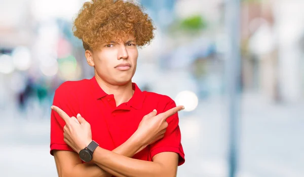 Homem Bonito Jovem Com Cabelo Afro Vestindo Shirt Vermelha Apontando — Fotografia de Stock