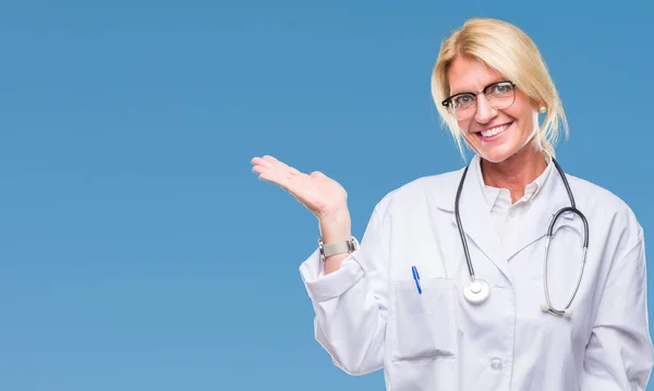 Médico Loira Meia Idade Mulher Sobre Fundo Isolado Sorrindo Alegre — Fotografia de Stock