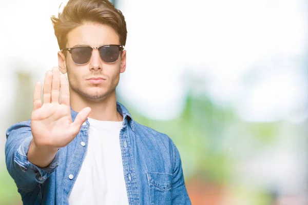 Homem Bonito Jovem Usando Óculos Sol Sobre Fundo Isolado Fazendo — Fotografia de Stock