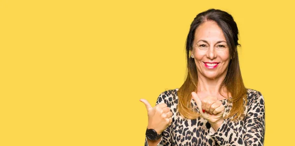 Hermosa Mujer Mediana Edad Con Leopardo Vestido Estampado Animal Señalando —  Fotos de Stock