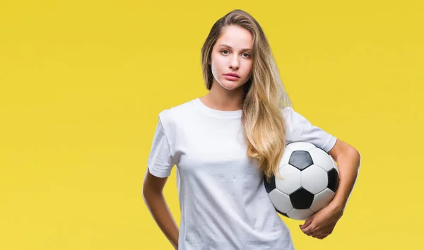 Молодая Красивая Блондинка Держит Футбольный Мяч Изолированном Фоне Уверенным Выражением — стоковое фото