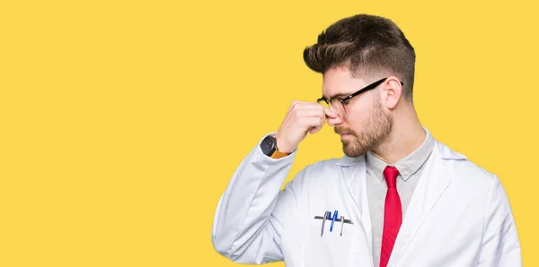 Jovem Cientista Bonito Que Usa Óculos Cansados Esfregando Nariz Olhos — Fotografia de Stock