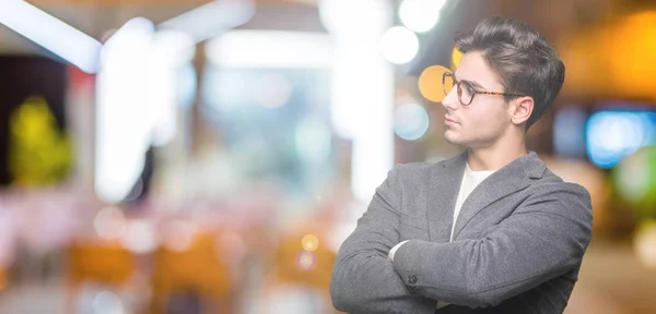 Joven Hombre Negocios Con Gafas Sobre Fondo Aislado Sonriendo Mirando — Foto de Stock