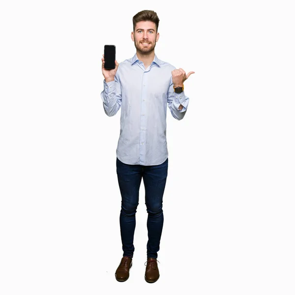 Junger Gutaussehender Mann Zeigt Smartphone Bildschirm Und Zeigt Mit Daumen — Stockfoto