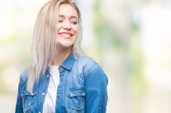 Młoda Blond Kobieta Białym Tle Patrząc Strony Uśmiechem Twarzy Naturalne — Zdjęcie stockowe