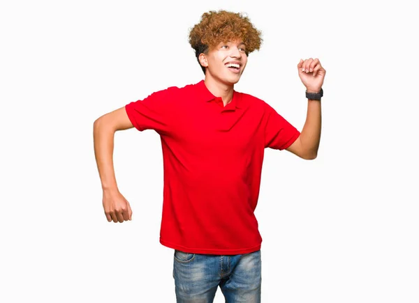 Jovem Homem Bonito Com Cabelo Afro Vestindo Camiseta Vermelha Dançando — Fotografia de Stock