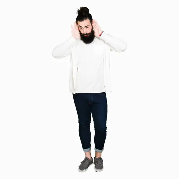 年轻的嬉皮士男子长头发和胡子运动运动的运动运动衫试图听到双手对耳朵的手势 好奇八卦 听力问题 — 图库照片