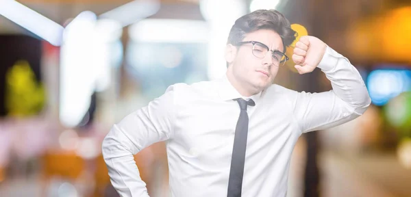 Ung Affärsman Bära Glasögon Över Isolerade Bakgrunden Sträcker Sig Tillbaka — Stockfoto
