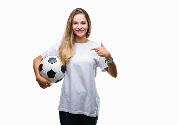 Joven Hermosa Mujer Rubia Sosteniendo Pelota Fútbol Sobre Fondo Aislado — Foto de Stock