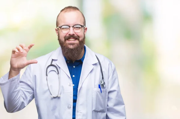 Junger Kaukasischer Arzt Weißen Arztkittel Vor Isoliertem Hintergrund Lächelnd Und — Stockfoto