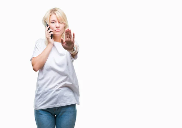 Ung Vacker Blond Kvinna Ringer Och Pratar Smartphone Över Isolerade — Stockfoto