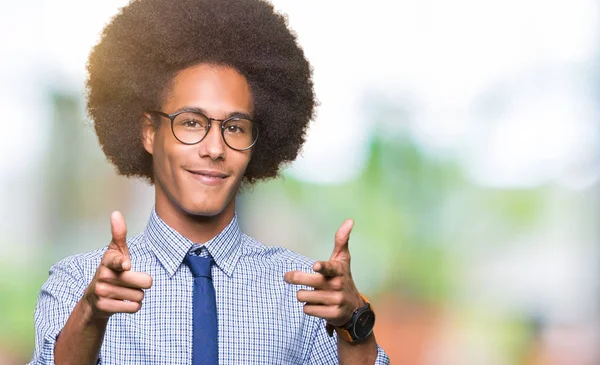 Unga Afroamerikanska Affärsman Med Afro Hår Glasögon Pekar Finger Till — Stockfoto