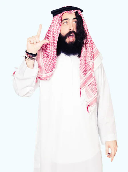 Człowiek Biznesu Arabskiego Długich Włosów Noszenia Tradycyjnych Kefija Szalik Palcem — Zdjęcie stockowe