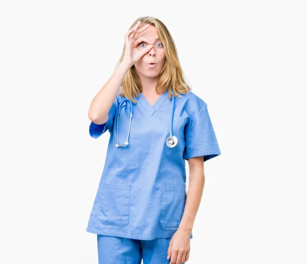 Hermosa Joven Doctora Vistiendo Uniforme Médico Sobre Fondo Aislado Haciendo — Foto de Stock