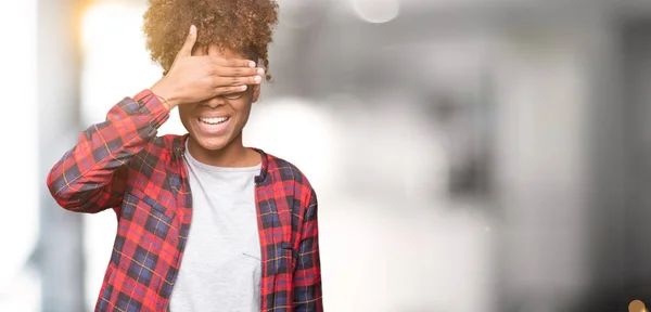 Vackra Unga Afroamerikanska Kvinnan Bär Glasögon Över Isolerade Bakgrund Ler — Stockfoto