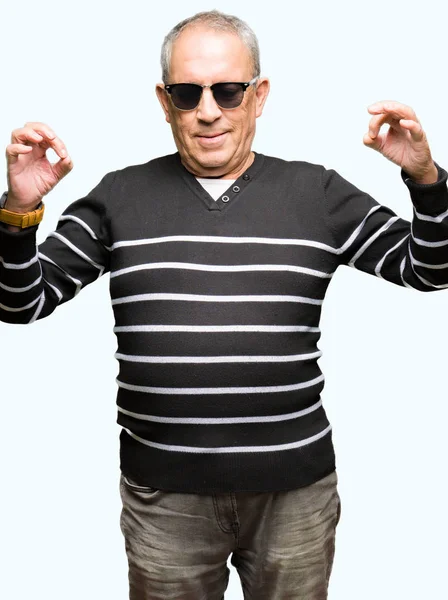 Knappe Man Van Senior Dragen Winter Trui Zonnebril Ontspannen Lachend — Stockfoto