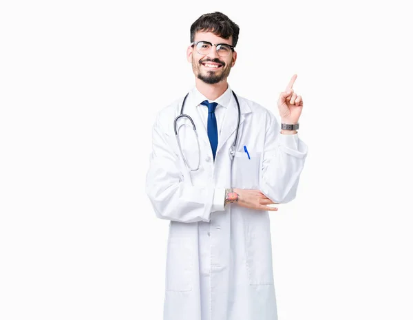 Junger Arzt Krankenhausmantel Über Isoliertem Hintergrund Mit Einem Breiten Lächeln — Stockfoto