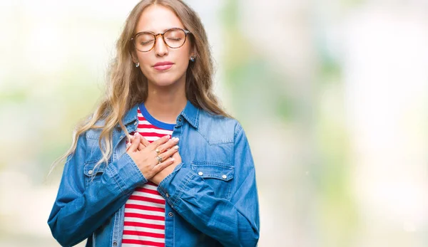 Mooie Jonge Blonde Vrouw Bril Geïsoleerde Achtergrond Glimlachend Met Handen — Stockfoto