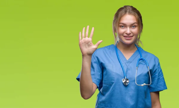 Junge Kaukasische Ärztin Trägt Chirurgenuniform Über Isoliertem Hintergrund Und Zeigt — Stockfoto