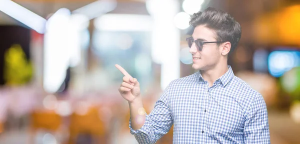 Ung Vacker Man Bär Solglasögon Över Isolerade Bakgrund Med Ett — Stockfoto