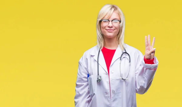 Jovem Bela Mulher Médica Loira Vestindo Uniforme Médico Sobre Fundo — Fotografia de Stock