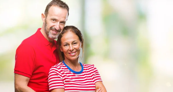 Pareja Hispana Mediana Edad Enamorada Sobre Fondo Aislado Con Una — Foto de Stock