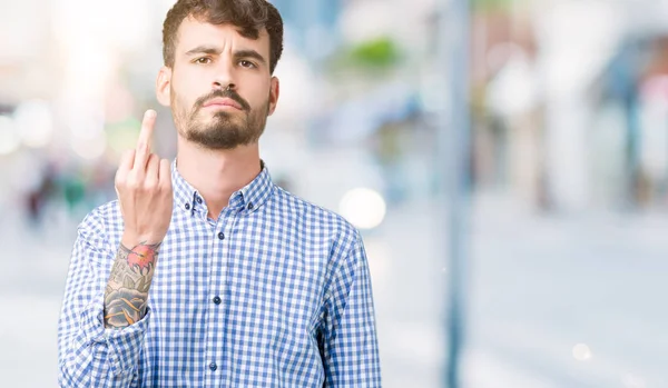 보여주는 가운데 손가락 식에서 잘생긴 사업가 — 스톡 사진