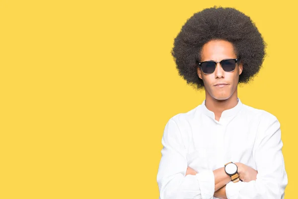 Jonge Afro Amerikaanse Man Met Afro Haar Dragen Zonnebril Scepticus — Stockfoto