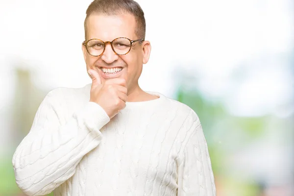 Hombre Árabe Mediana Edad Con Gafas Sobre Fondo Aislado Mirando —  Fotos de Stock