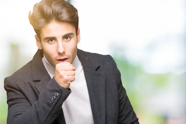 Homem Jovem Elegante Vestindo Casaco Inverno Sobre Fundo Isolado Sentindo — Fotografia de Stock